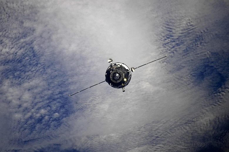 «Прогресс МС-18» с новогодним угощением и посылкой «ЛитРес» успешно пристыковался: завораживающие фото с МКС, космонавты ждут подарки